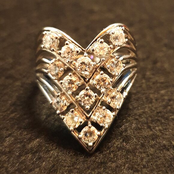 Elegant Vintage Cubic Zirconia Sterling Silver Heart-Shaped Cluster Ring - Picture 3 of 12